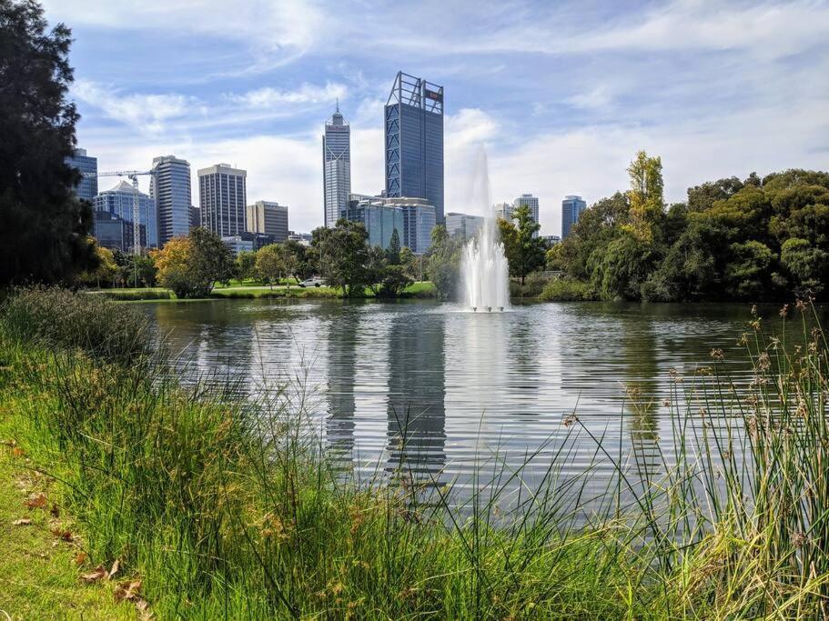 City & Lakeside With Free Parking, Pool And 10 Mins Walk Into The City Perth Eksteriør bilde